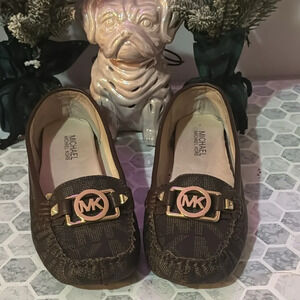 "Michael Kors Logo Flats: Size 6.5. Leather Uppers for a Sophisticated Look!"